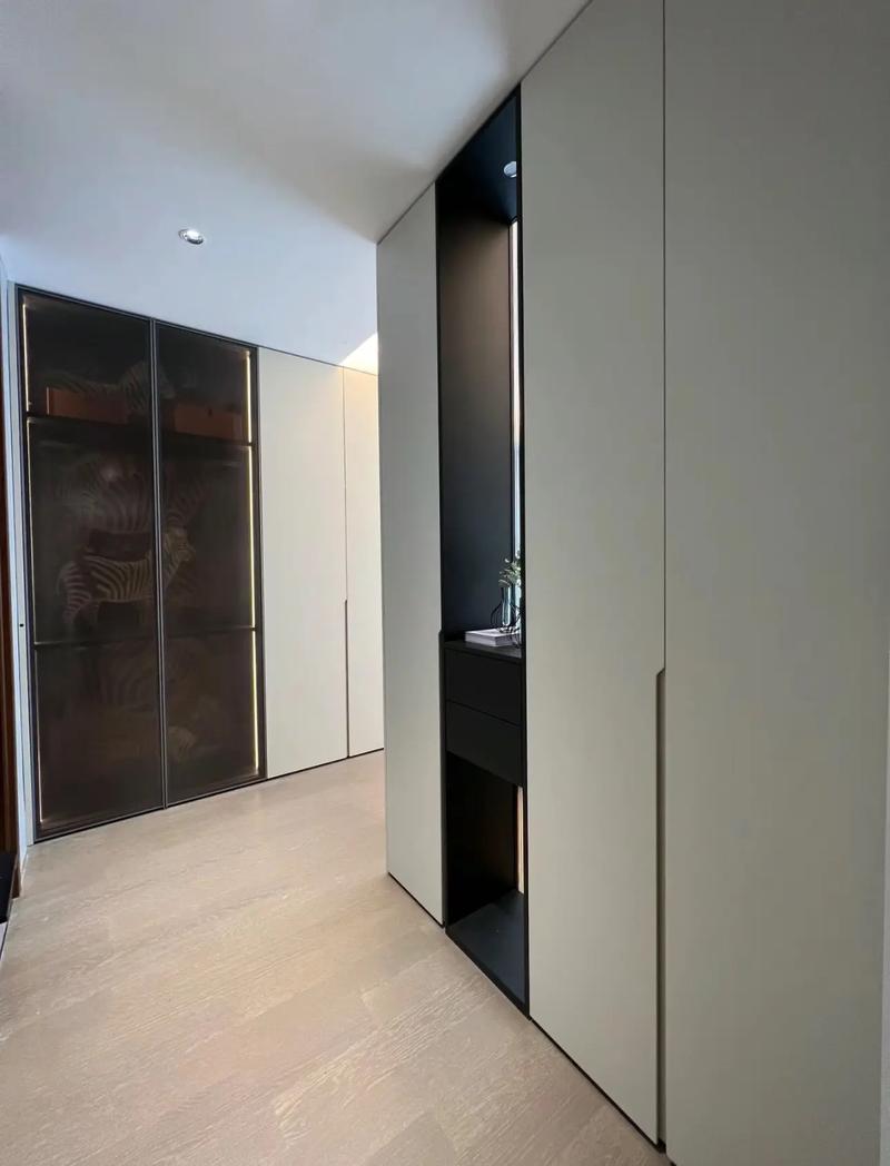 主臥衛(wèi)生間正對床頭.玻璃隔斷床尾衣柜.創(chuàng)新的臥室設(shè)計,床頭